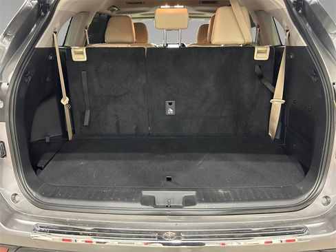 Used 2025 Toyota Highlander XLE image 19