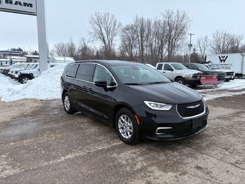 Used 2024 Chrysler Pacifica Touring-L image 3