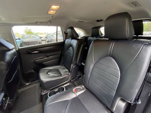 Used 2023 Toyota Highlander XLE AWD/4WD image 26