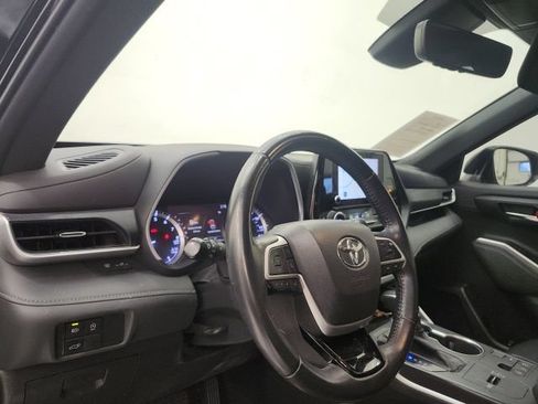 Used 2023 Toyota Highlander XSE FWD image 12