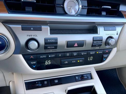 Used 2013 Lexus ES 300h Hybrid w/ Luxury Pkg image 31