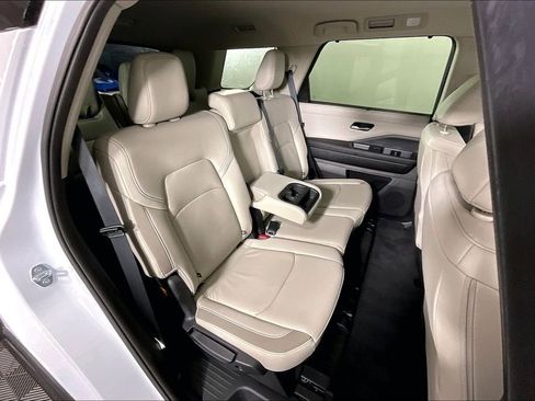 Certified 2025 Nissan Pathfinder SL image 37