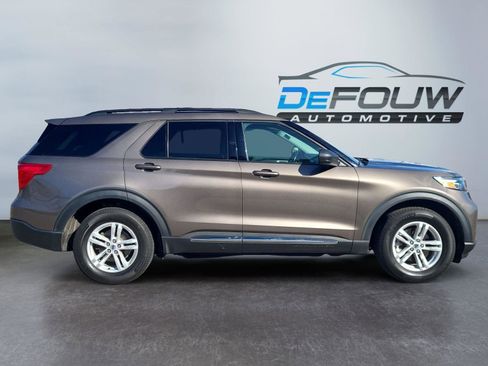 Used 2021 Ford Explorer XLT w/ Equipment Group 202A image 2