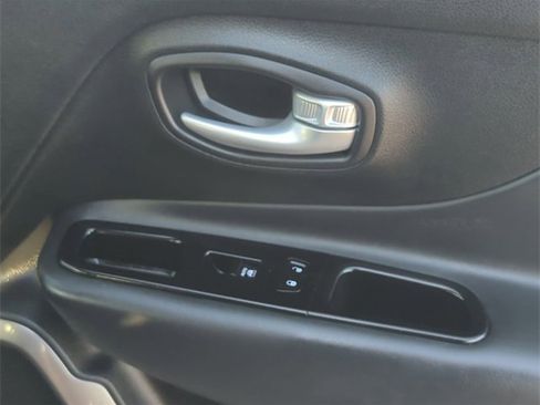 Used 2023 Jeep Renegade Latitude image 28