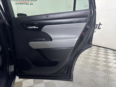 Used 2025 Toyota Highlander XLE AWD/4WD image 28