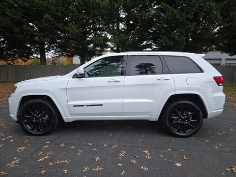 Used 2019 Jeep Grand Cherokee Altitude image 3