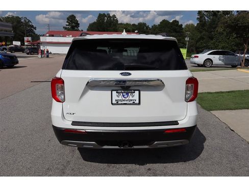 Used 2022 Ford Explorer XLT w/ Equipment Group 202A RWD image 4