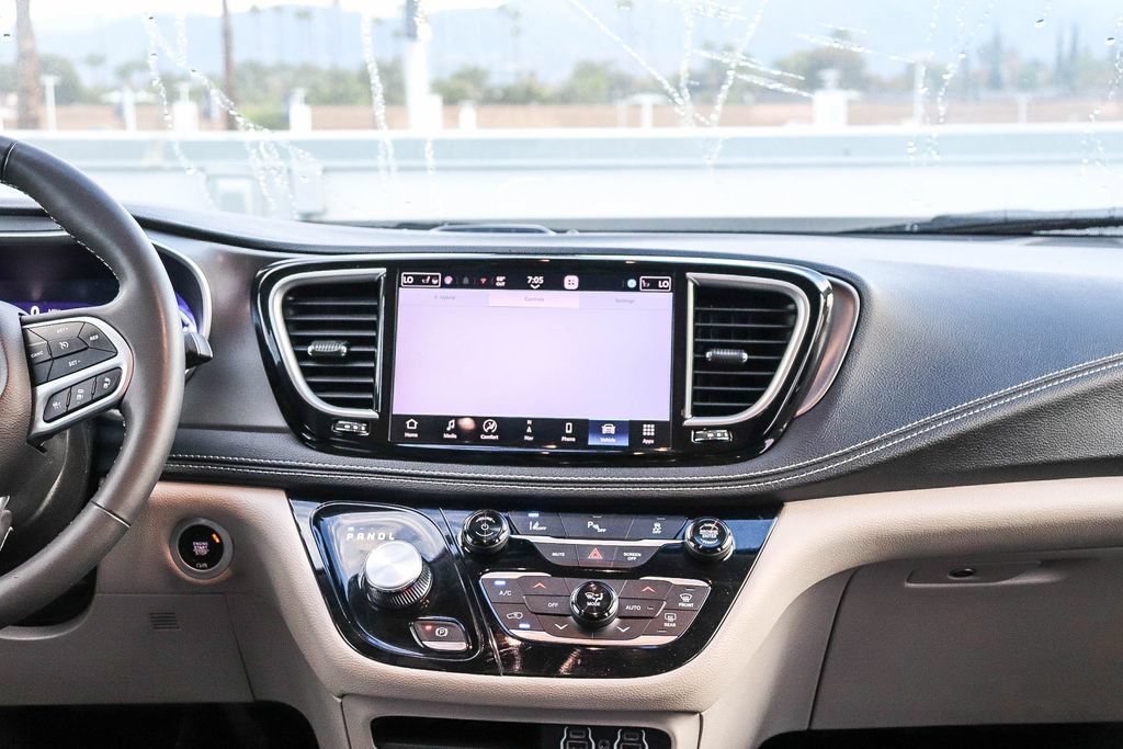 Used 2024 Chrysler Pacifica Limited FWD image 15