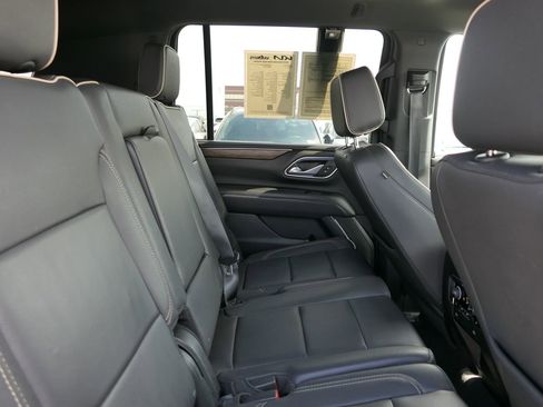 Used 2024 Chevrolet Suburban Premier RWD image 29