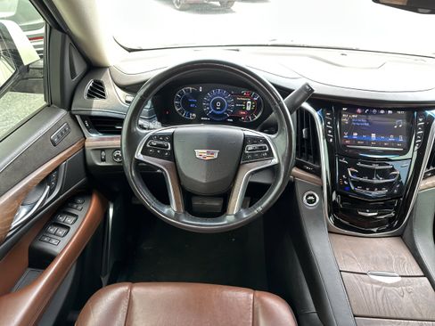Used 2018 Cadillac Escalade Luxury AWD/4WD image 15