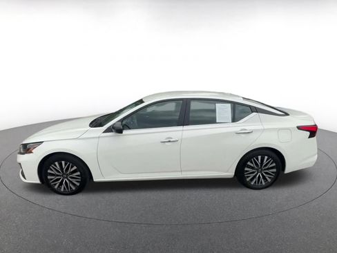 Used 2025 Nissan Altima 2.5 SV FWD image 10
