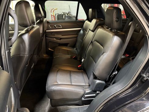 Used 2018 Ford Explorer XLT w/ Equipment Group 202A AWD/4WD image 26