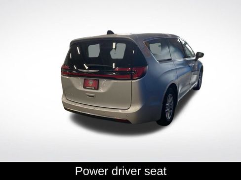 Used 2024 Chrysler Pacifica Touring-L FWD image 15
