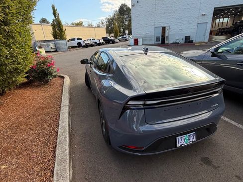 Used 2025 Toyota Prius Plug-In Hybrid FWD image 5