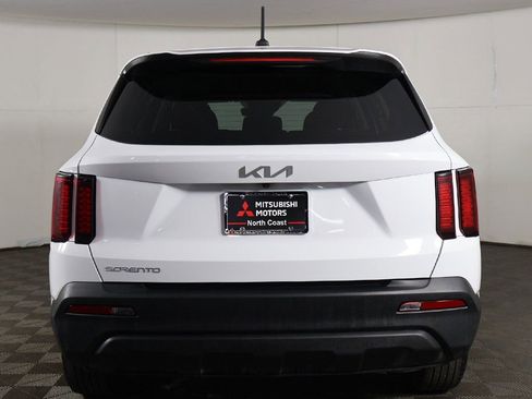 Used 2023 Kia Sorento LX image 11