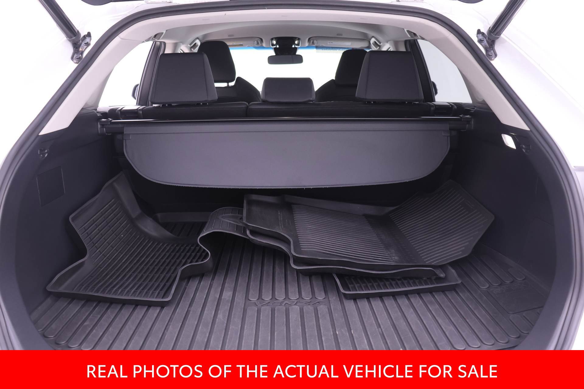 Used 2023 Toyota Venza LE AWD/4WD image 14