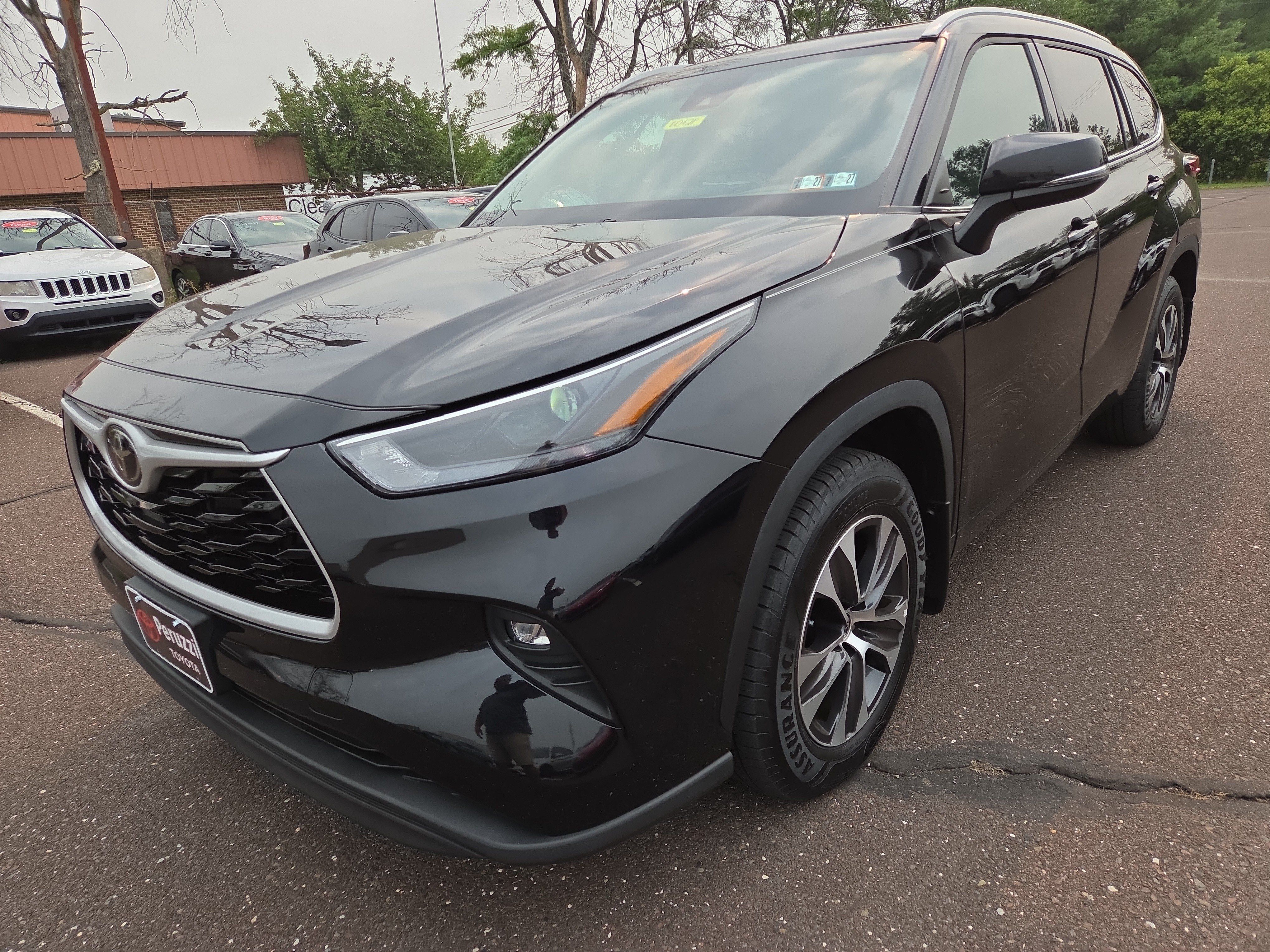 Used 2022 Toyota Highlander XLE AWD/4WD image 7