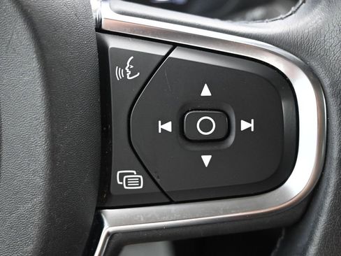 Used 2019 Volvo XC60 T5 Momentum w/ Premium Package image 32