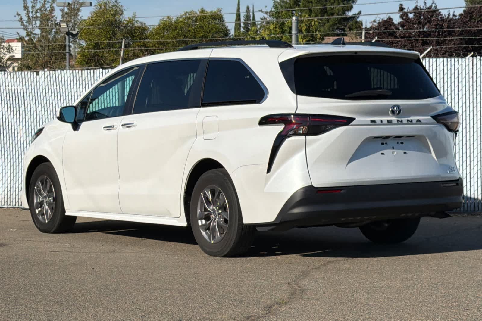 Used 2023 Toyota Sienna XLE FWD image 5