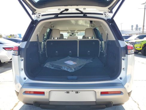 New 2025 Nissan Pathfinder SL w/ Black Appearance Package image 3