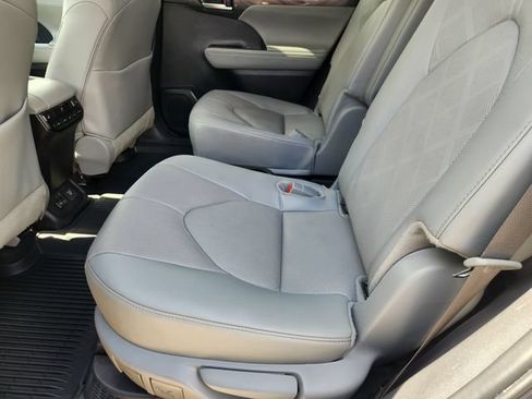 Certified 2025 Toyota Highlander Platinum AWD/4WD image 30