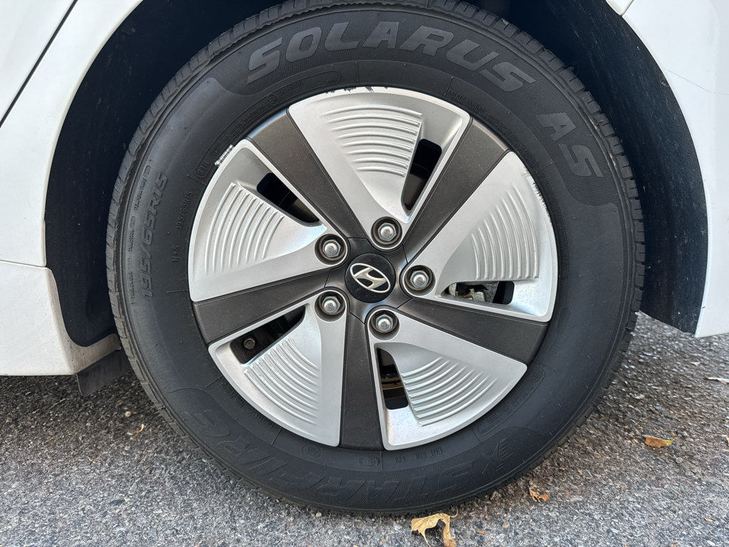 Used 2018 Hyundai Ioniq Blue FWD image 31