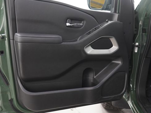 Used 2023 Nissan Frontier SV w/ Technology Package AWD/4WD image 17