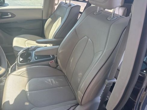 Used 2017 Chrysler Pacifica Limited w/ UConnect Theater Package FWD image 45