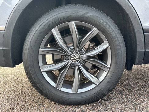 Used 2023 Volkswagen Tiguan SE w/ Panoramic Sunroof Package image 17