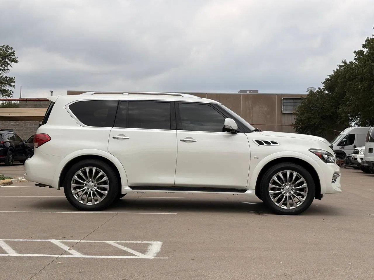 Used 2015 INFINITI QX80 4WD w/ 22" Wheel Package image 2