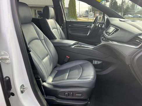 Used 2022 Buick Enclave Essence FWD image 17