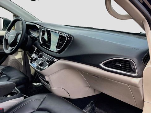 Used 2023 Chrysler Pacifica Touring-L FWD image 29