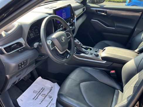 Certified 2024 Toyota Highlander Platinum AWD/4WD image 9