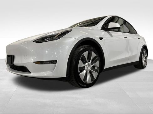 Used 2022 Tesla Model Y Long Range image 9