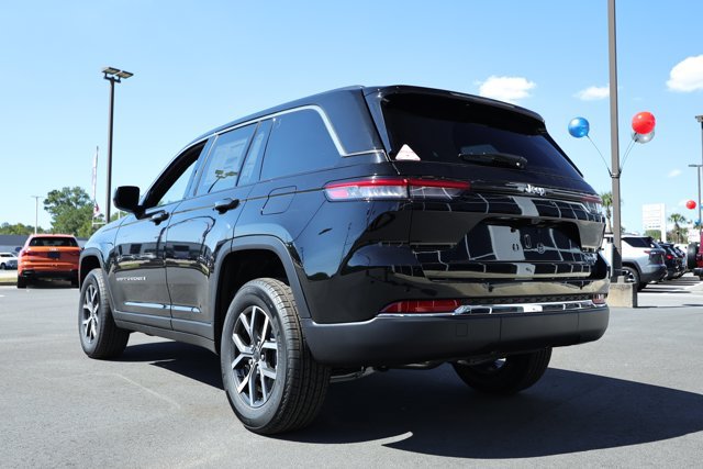 New 2027 Jeep Grand Cherokee Laredo RWD image 8