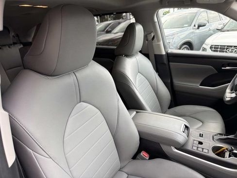 Used 2023 Toyota Highlander XLE FWD image 17
