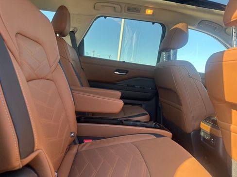 Certified 2025 Nissan Pathfinder Platinum image 33