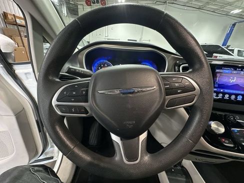 Used 2017 Chrysler Pacifica Touring FWD image 15