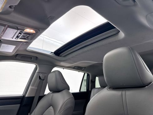 Used 2023 Toyota Highlander XLE FWD image 3