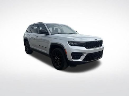 Used 2024 Jeep Grand Cherokee Altitude AWD/4WD image 2