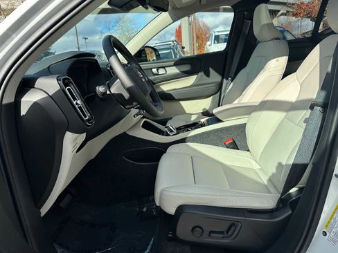 Used 2025 Volvo XC40 B5 Plus w/ Protection Package Premier image 19