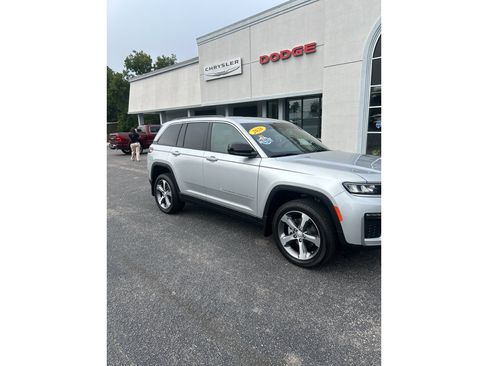 Used 2026 Jeep Grand Cherokee Limited w/ MOPAR Finishing Package RWD image 2