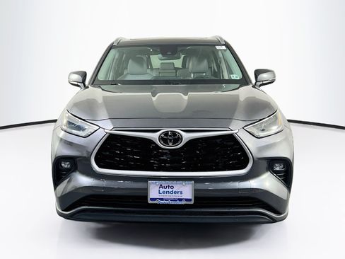 Used 2021 Toyota Highlander XLE AWD/4WD image 2