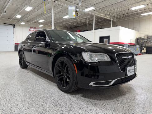 Used 2018 Chrysler 300 Touring image 1