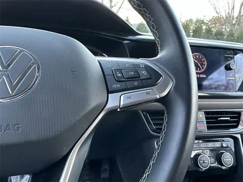 Used 2022 Volkswagen Taos SEL image 9