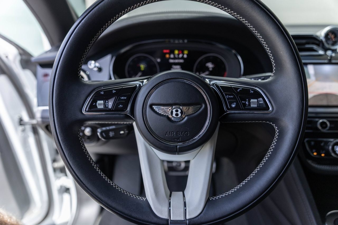 Certified 2023 Bentley Bentayga Extended Wheelbase AWD/4WD image 31