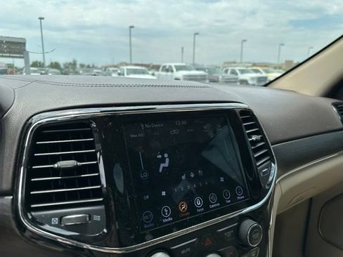 Used 2019 Jeep Grand Cherokee Overland AWD/4WD image 23