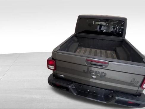 Used 2022 Jeep Gladiator Sport image 7