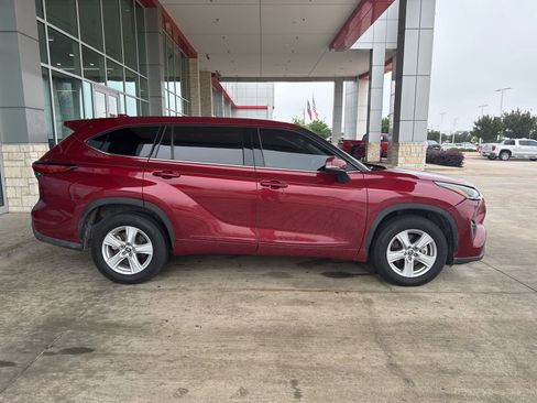 Used 2021 Toyota Highlander LE FWD image 8