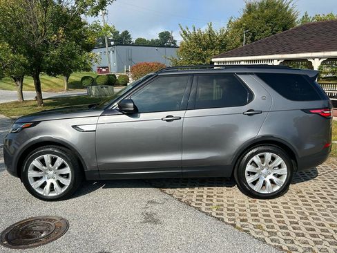 Used 2017 Land Rover Discovery HSE AWD/4WD image 2